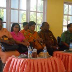 Ketua GOW Sorong Selatan Ny Beatriks Anggiluli Bersama Wakil Bupati Sorong Selatan di Acara Halal Bihalal DWP Sorsel